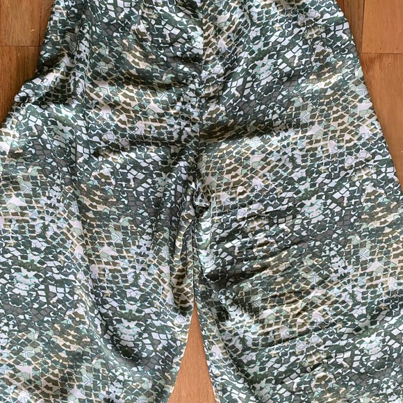 Guess wide leg jumpsuit with open back, size S. - Picture 7 of 7